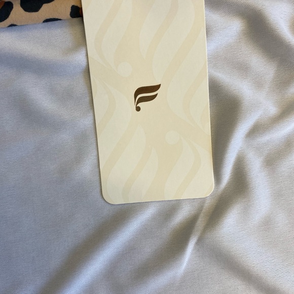 Fabletics Yoga Leopard Pants with pockets NWT. “Mika High Waisted Pocket Capri”. - Picture 7 of 7